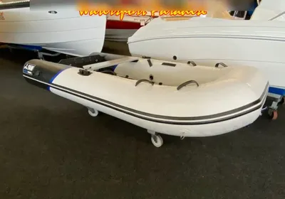 Opblaasbare boot in een showroom