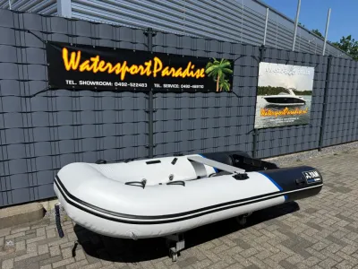 witte opblaasbare boot op trailer