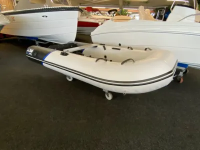 opblaasbare bijboot in showroom