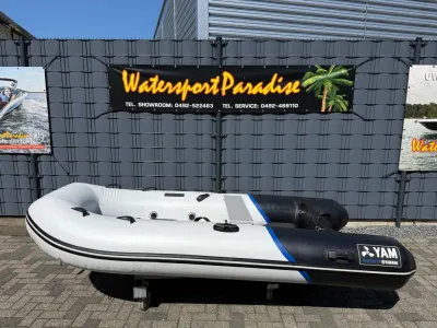 opblaasbare tender op parkeerplaats