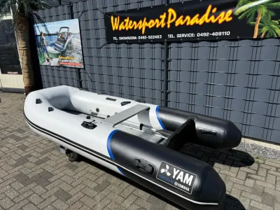opblaasbare boot op kade