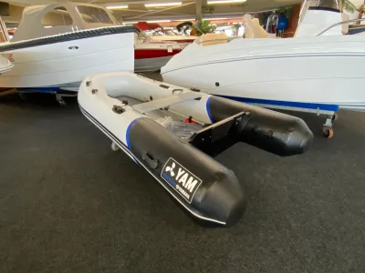 opblaasbare rubberboot in showroom