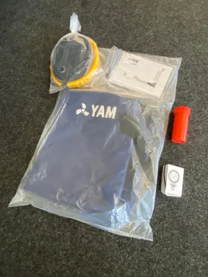 accessoires in plastic zak op vloer