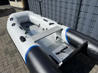 opblaasbare boot op parkeerplaats