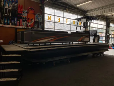 pontoonboot in showroom, binnenopstelling