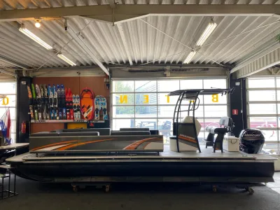 pontoonboot in showroom