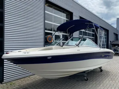 motorboot op trailer bij bedrijfsgebouw
