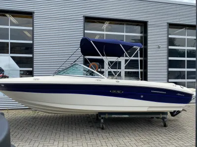 snelboot op trailer voor bedrijfsgebouw