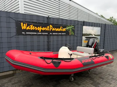 rode opblaasbare boot op parkeerplaats