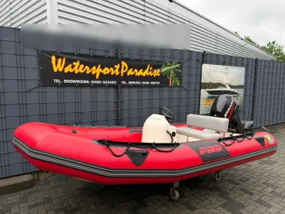 rode opblaasbare rib op parkeerplaats