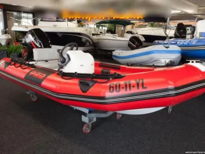 opblaasbare boot in showroom