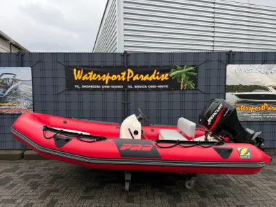 rode opblaasbare boot op asfalt