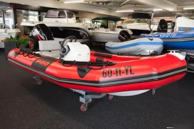 rode opblaasbare rib in showroom