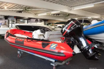 rode opblaasboot in showroom