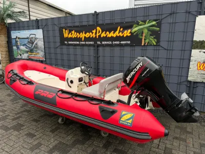 rode RIB op stenen ondergrond