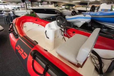 rode opblaasbare rib in showroom