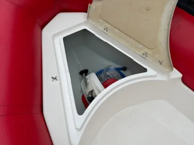 open opbergvak in rubberboot met rode zijkanten