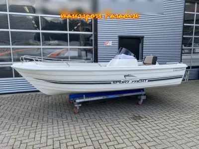 witte consoleboot buiten bij gebouw