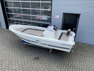 wit sportboot op trailer voor bedrijfsdeur
