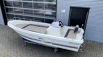 witte open motorboot op trailer