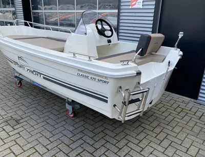 witte sportboot op parkeerplaats