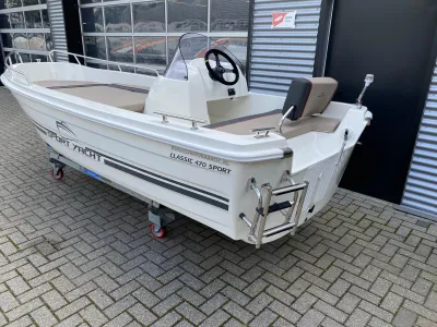 open sportboot op trailer bij garage