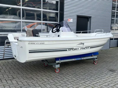 witte boot op rolwagen bij gebouw