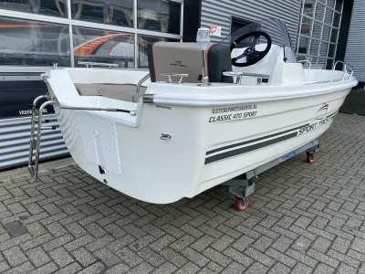 voorzijde van kleine open sportboot