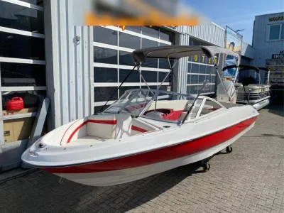 wit-rode open boot bij showroom