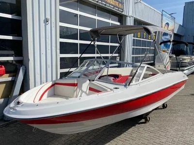 wit-rode open boot bij showroom
