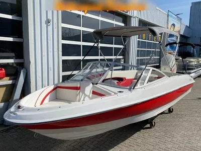 wit-rode open boot bij showroom