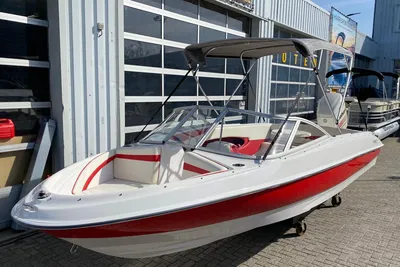 open boot op trailer bij showroom