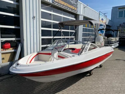 rode en witte speedboot bij showroom