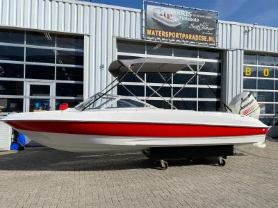 rood-witte motorboot bij showroom