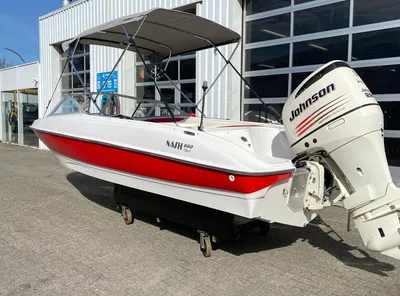 rood-witte open boot bij showroom