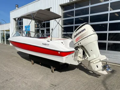 Rood-witte open motorboot bij showroom