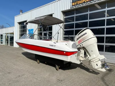 Boot op bok voor showroom met buitenboordmotor