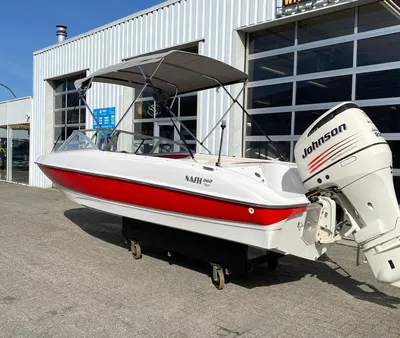 boot buiten voor showroom