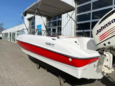 rood-witte open boot bij showroom