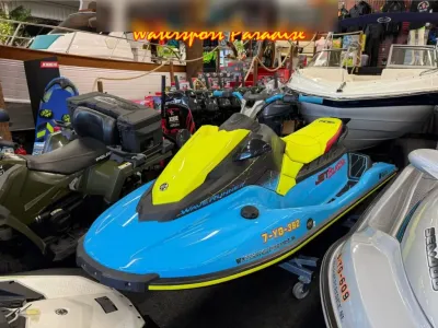 blauwe en gele jetski in showroom