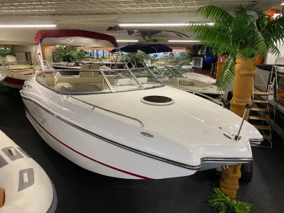 witte sportboot in binnenshowroom