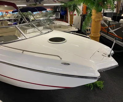 voorkant van witte boot in showroom