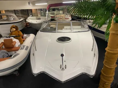 witte speedboot in binnenshowroom