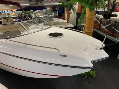 voorkant van speedboot in showroom