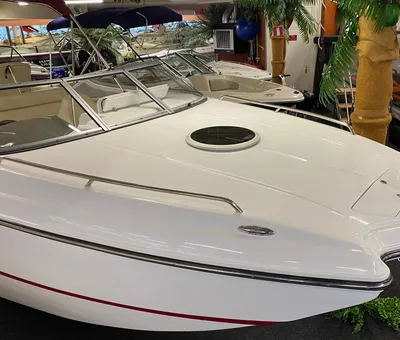 voorkant van een speedboot in showroom