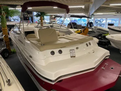 speedboot in showroom