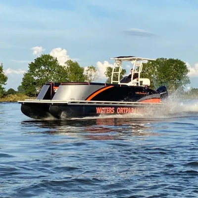 pontoonboot op het water met opspattend water