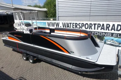 pontoonboot op trailer bij watersportzaak