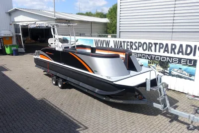 pontoonboot op trailer bij bedrijf