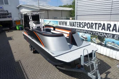 Pontoonboot op trailer bij watersportzaak